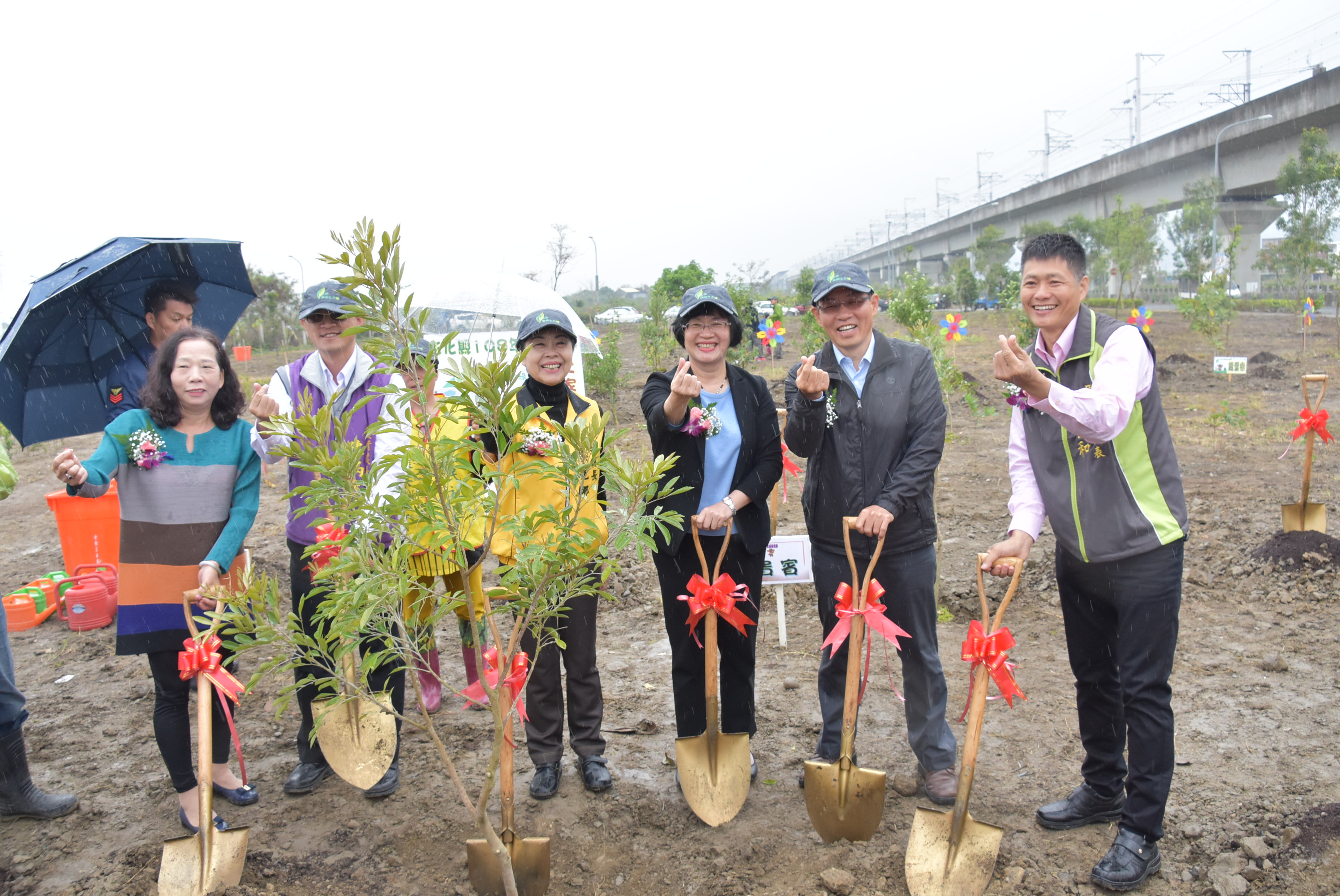 彰化縣政府全球資訊網-施政成果-彰化縣植樹在田中 挽起衣袖植樹綠美化打造亮點 王惠美縣長鼓勵大家從種樹開始 共同為地球減碳盡一份心力