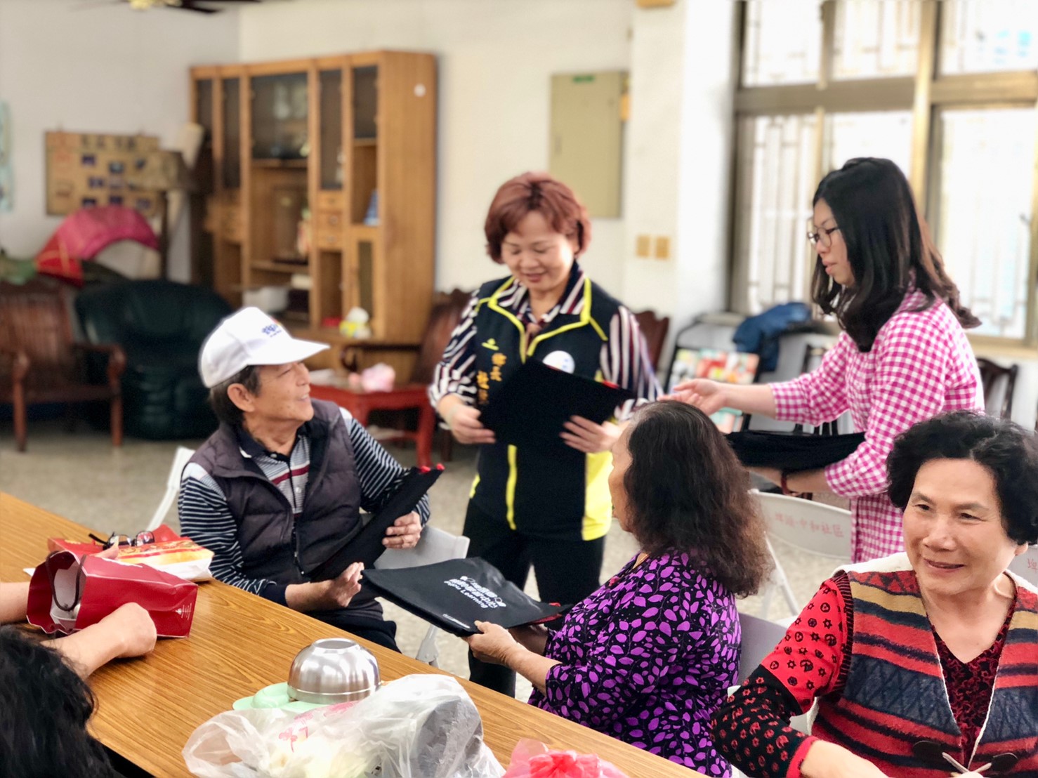 中和社區樂齡課程開課鄉長發送「埤頭鄕樂齡學習中心」手提袋，給與社區居民，方便社區居民參與樂齡課程時能夠使用。