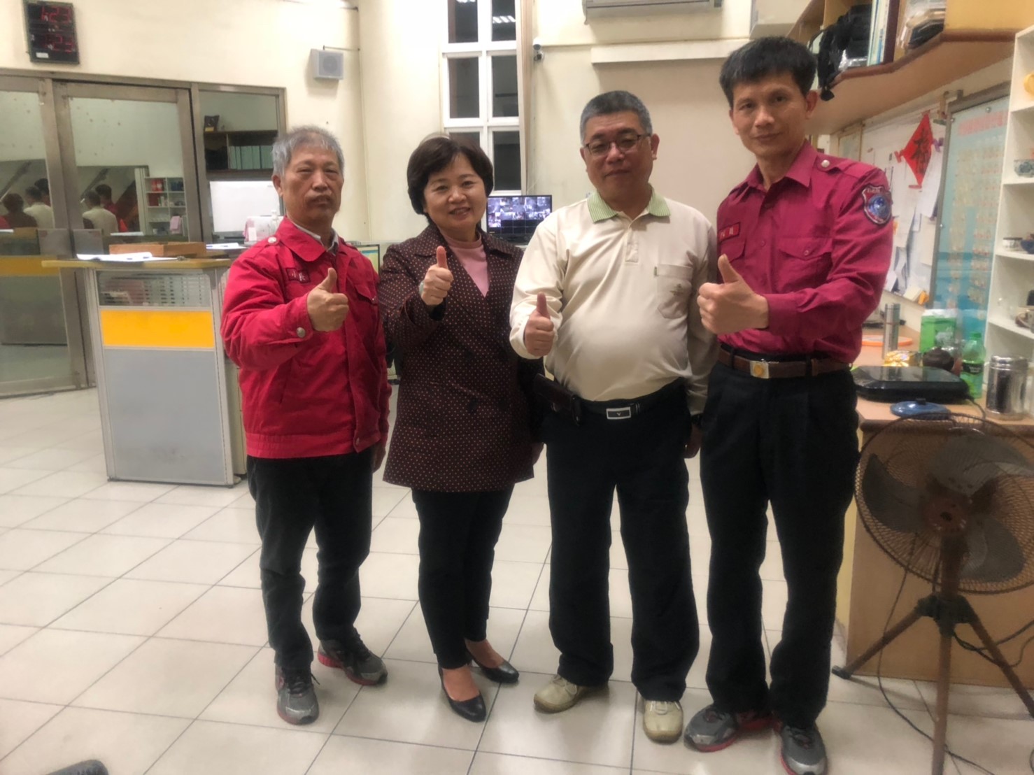 109年慰勞埤頭警消人員，小年夜宴請埤頭警消人員埤頭分隊洪副大隊長、二位義消與鄉長合影，也讚許鄉長的用心，宴請年節在崗值勤的警消弟兄。