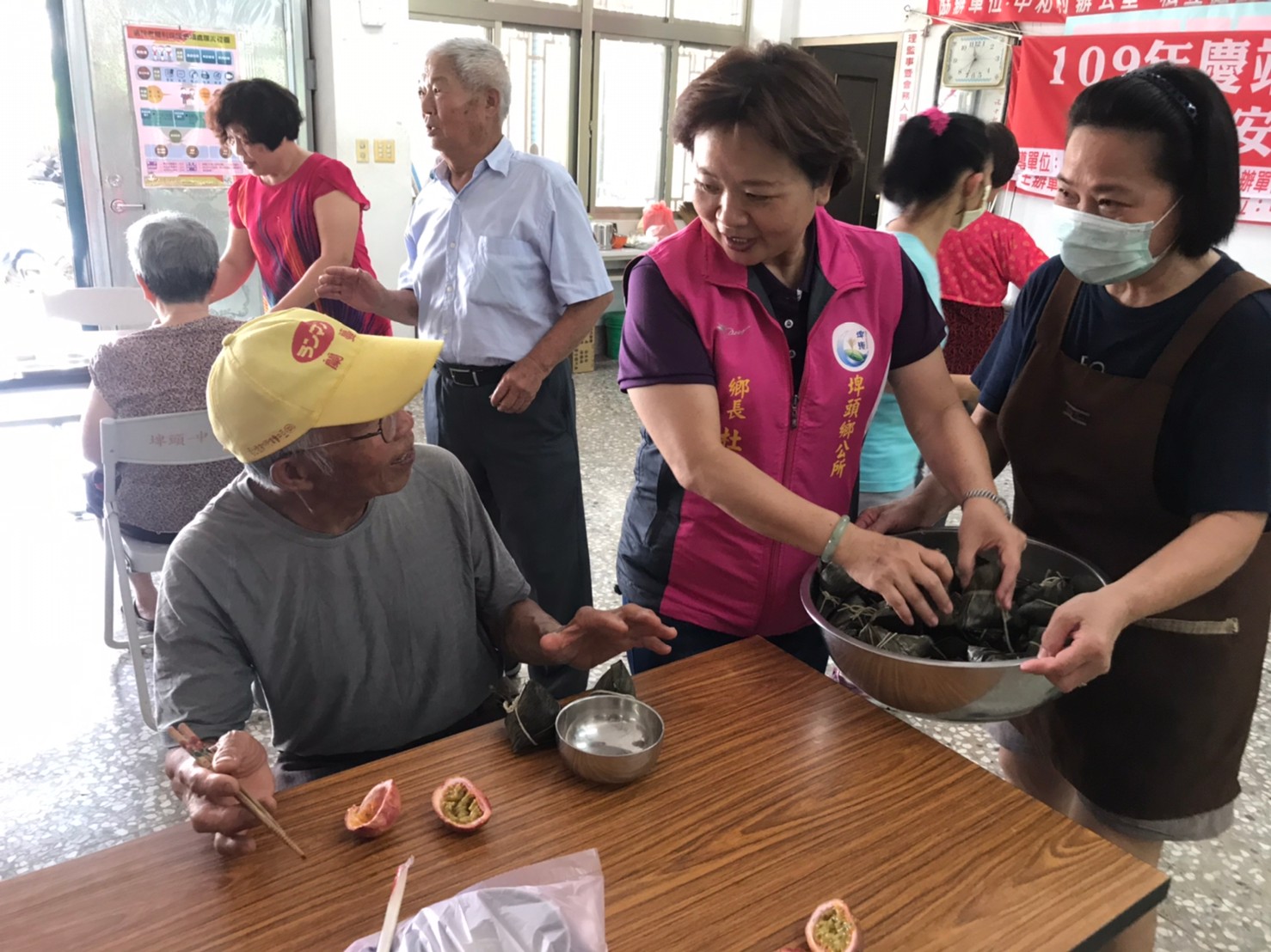 109年-中和社區-109年慶端午送愛心粽暨行的安全宣導活動109年慶端午送愛心粽暨行的安全宣導活動