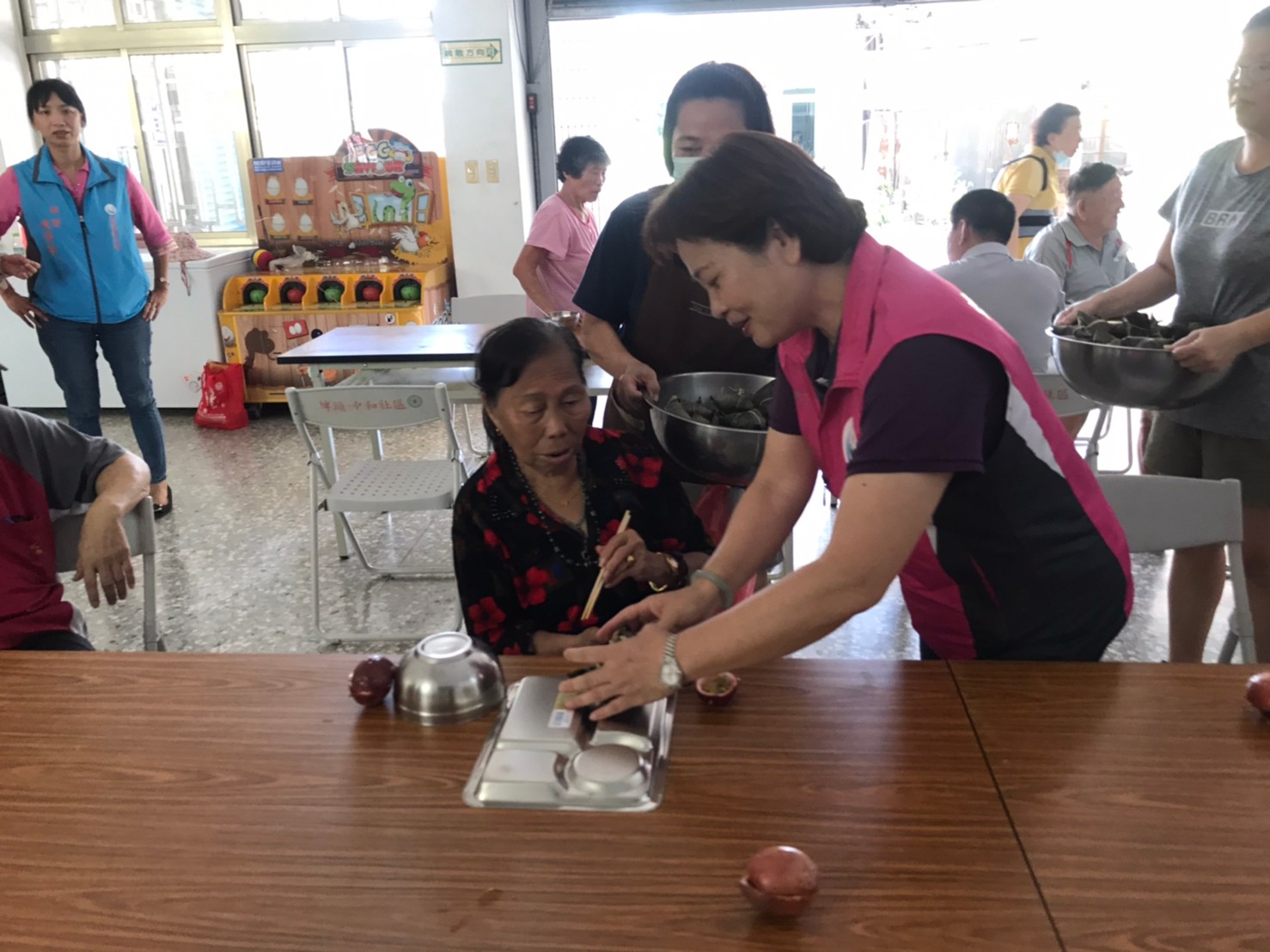 109年-中和社區-109年慶端午送愛心粽暨行的安全宣導活動109年慶端午送愛心粽暨行的安全宣導活動
