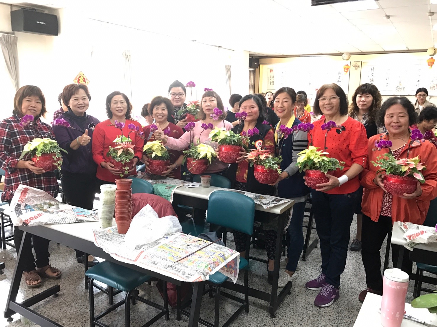 彰化縣青溪婦女協會-婦女花藝研習活動與成品合影