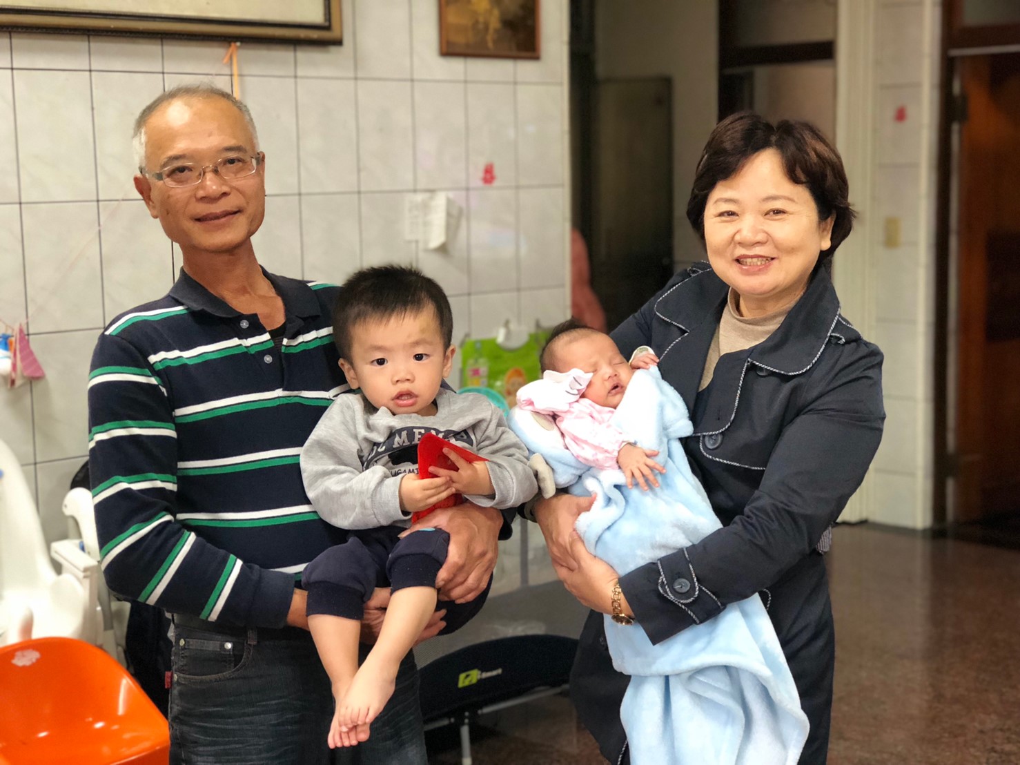 發放「108年10-12月生育禮金以及生育禮品」興農村吳先生(由新生兒阿公領取)