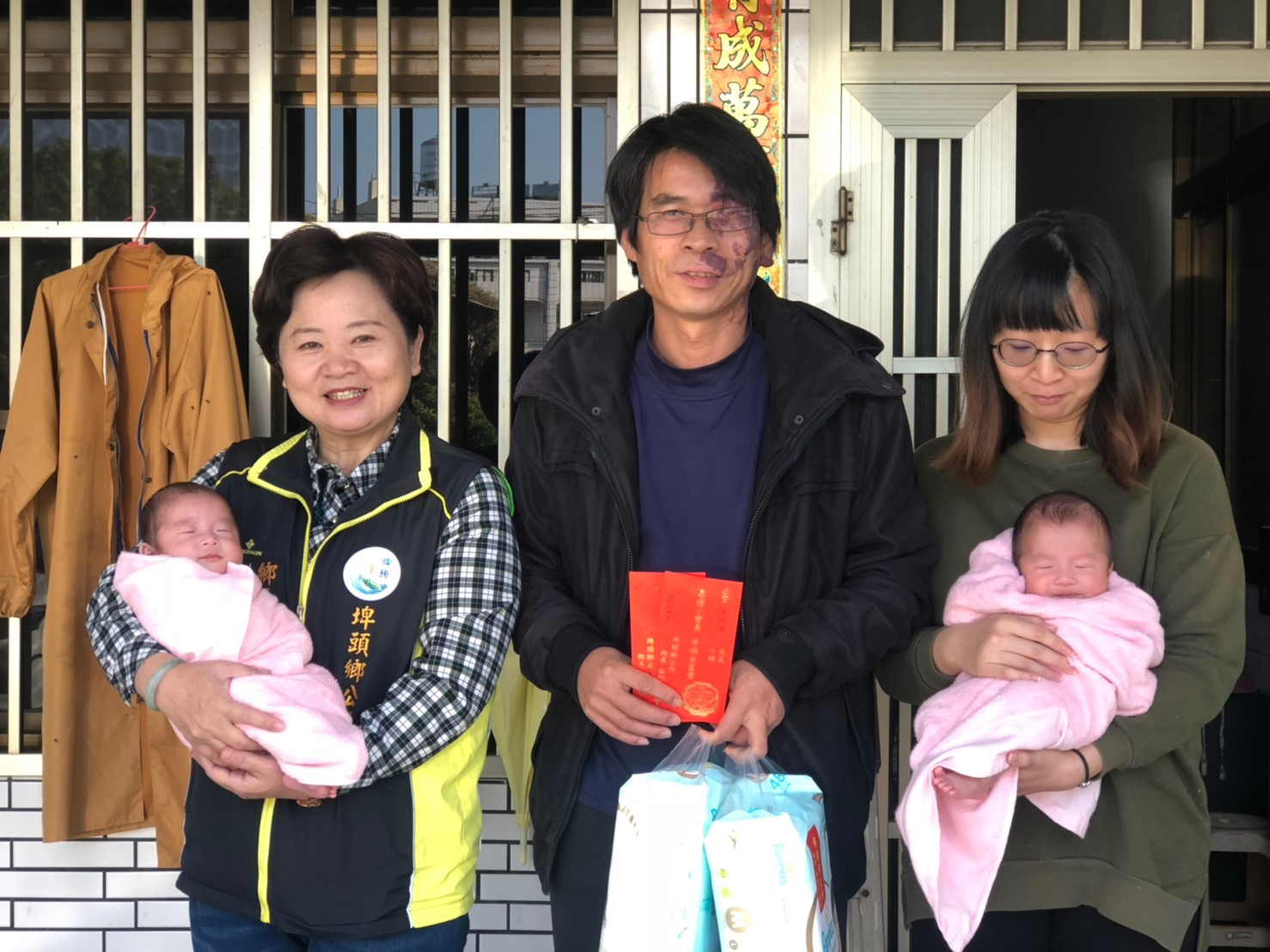 發放「108年10-12月生育禮金以及生育禮品」陸嘉村蔡先生-雙胞胎(由新生兒父母領取)