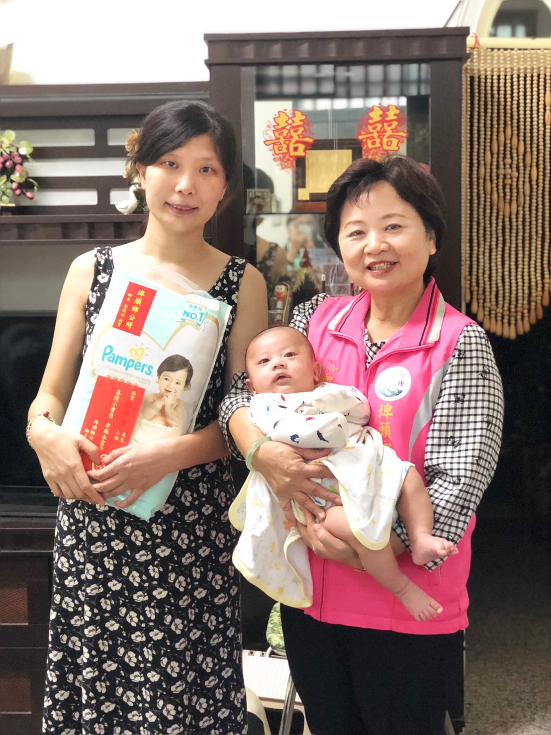 發放「108年7-9月生育禮金以及生育禮品」和豐村宋小姐(由新生兒媽媽領取)