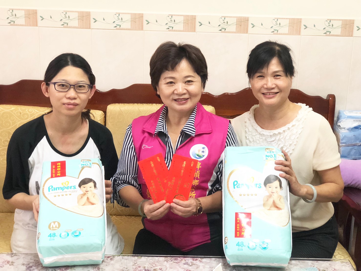 發放「108年7-9月生育禮金以及生育禮品」永豐村陳先生(由新生兒媽媽、阿嬤代領-雙胞胎)

