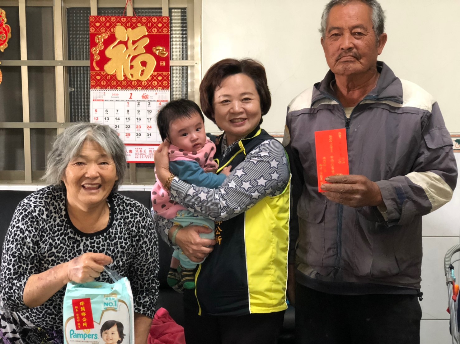 發放「108年7-9月生育禮金以及生育禮品」中和村江先生(由新生兒阿公、阿嬤代領)