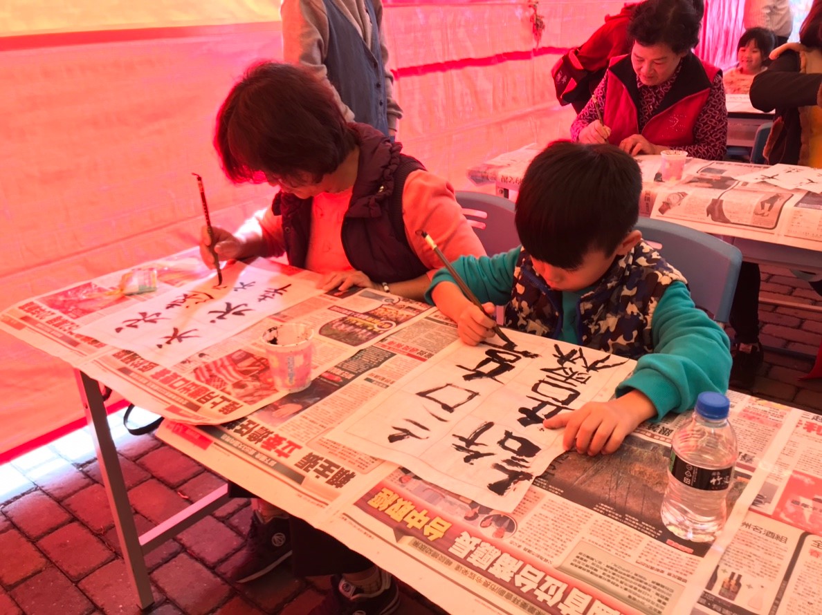 埤頭鄉樂齡祖孫歡樂學書法一起揮毫趣 寓教於樂圓滿成功小朋友們與阿公阿嬤們一起提筆學習書法寫作