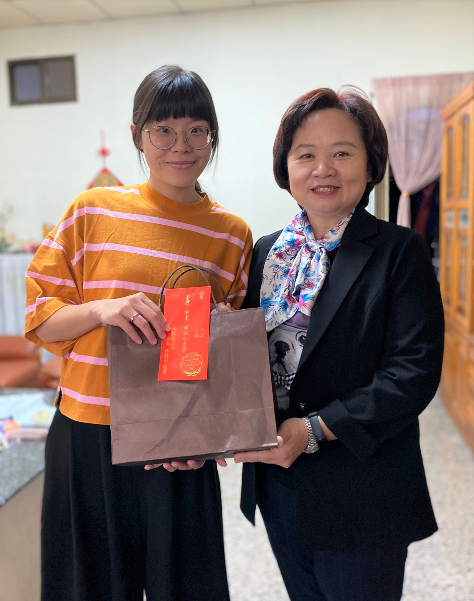 發放「109年9-12月生育禮金及禮品」崙子村由邱小姐(新生兒媽媽)領取