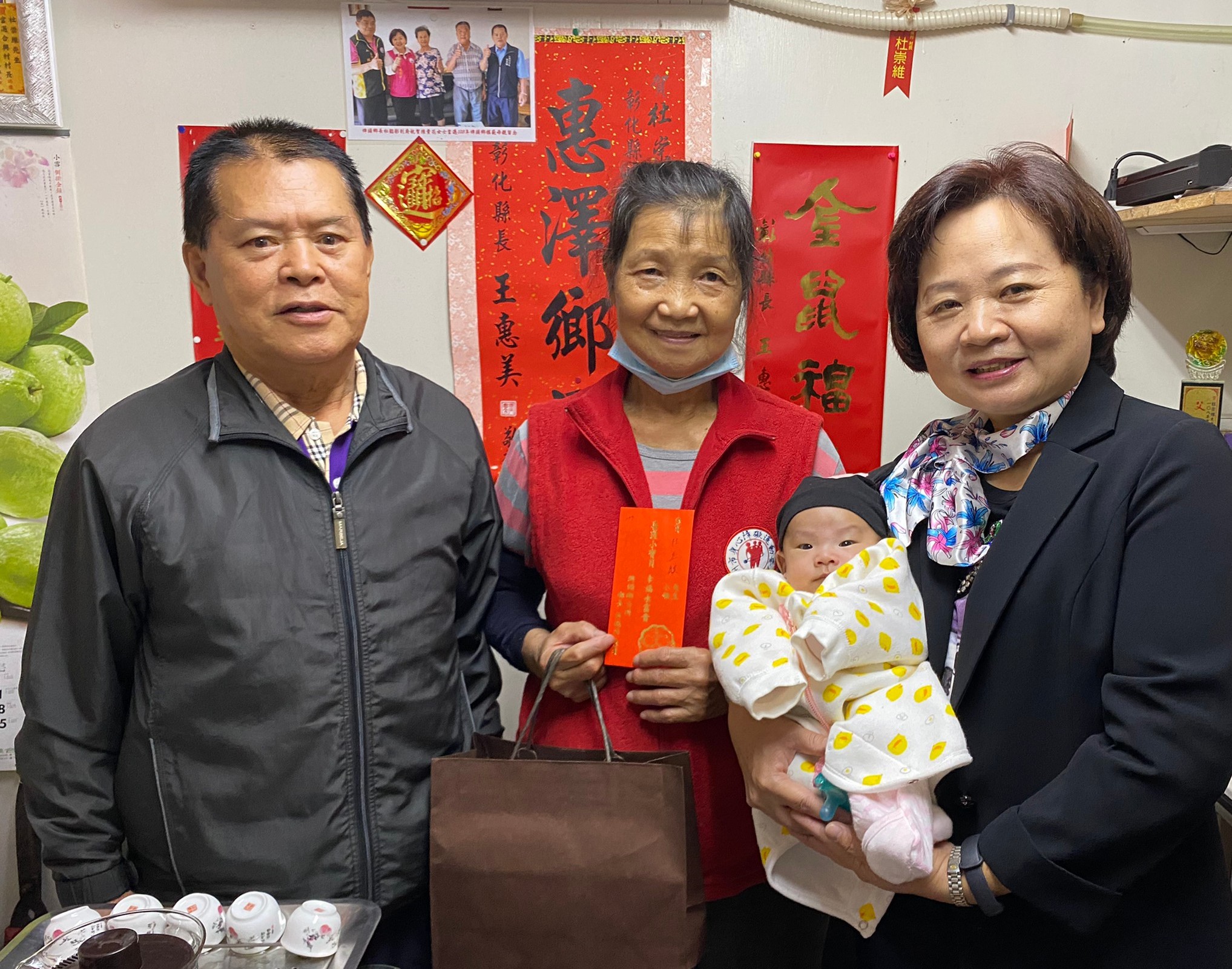 發放「109年9-12月生育禮金及禮品」合興村杜先生(由新生兒祖父母領取)
