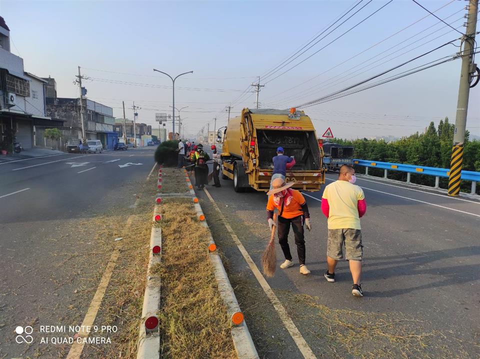 修剪埤頭鄉中央路中央分隔島灌木，美化環境維護安全中央路灌木修剪