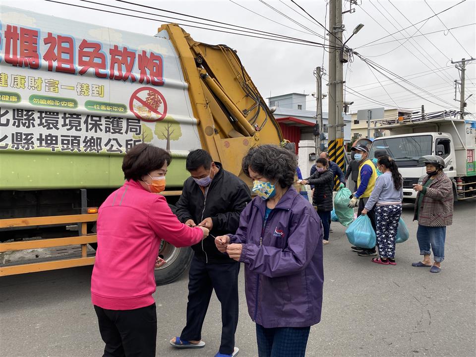111年春節定時定點垃圾清運暨首長發放福袋庄內村