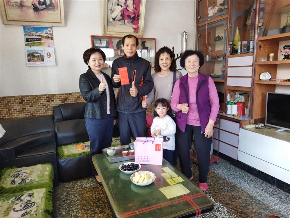 發放「111年1-3月生育津貼及禮品」中和村羅先生(由新生兒的阿公阿嬤領取)