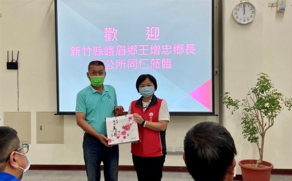 110年新竹峨眉鄉至本所清潔隊參訪資源回收貯存場實地觀摩鄉長合影