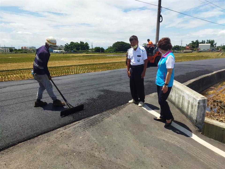 埤頭鄉豐崙村豐崙路(彰137)路面改善工程鄉長、村長至豐崙路關心施工情形