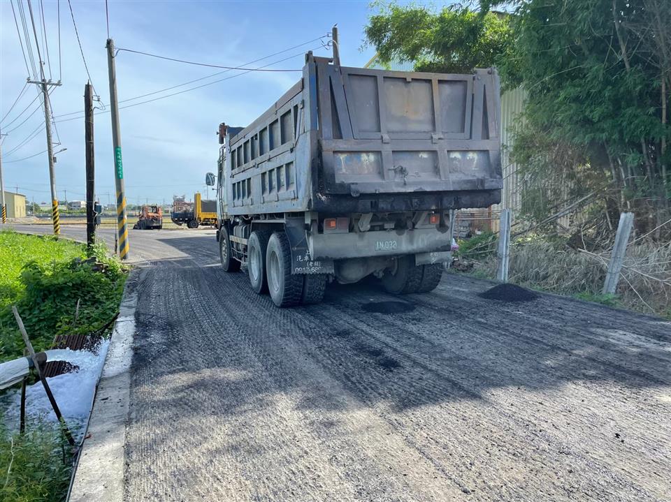 埤頭鄉豐崙村豐崙路(彰137)路面改善工程施工中