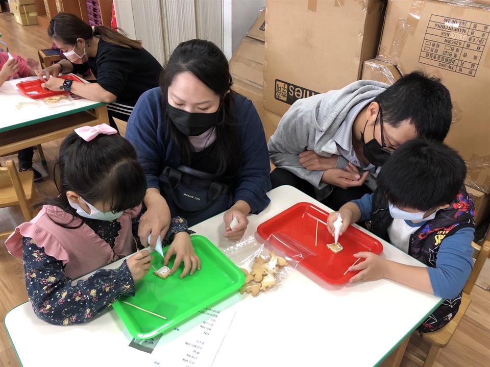 110學年度教保資源中心假日親子活動～（二）親子烘焙DIY-糖霜餅乾---110.11.27110學年度教保資源中心假日親子活動～（二）親子烘焙DIY-糖霜餅乾