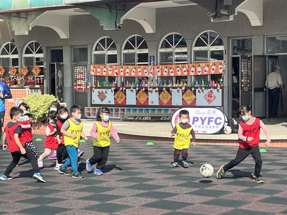 110學年度教保資源中心假日親子活動～（四）小小運動家-快樂腳足球---111.01.15110學年度教保資源中心假日親子活動～（四）小小運動家-快樂腳足球