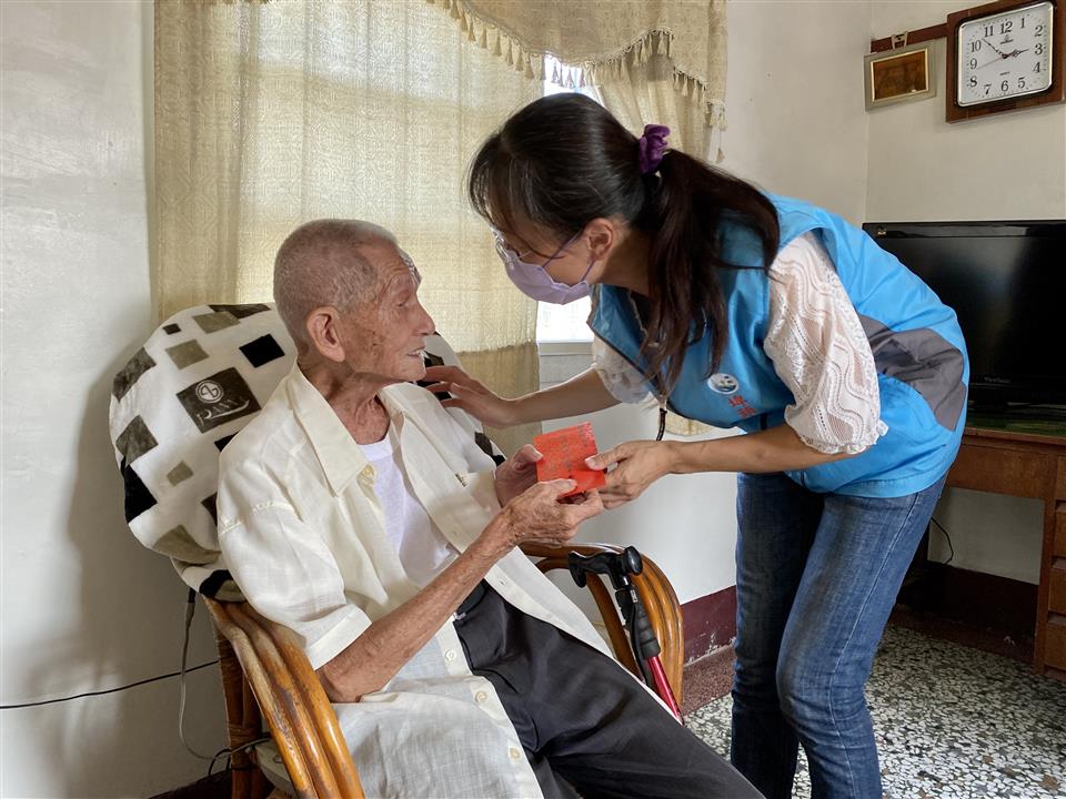 111年度 幸福埤頭精彩剪影百歲人瑞到府拜訪