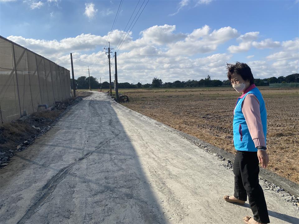 埤頭鄉陸嘉村中華路支線農路改善工程鄉長至現場關心施工情形