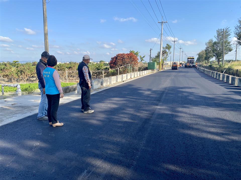 埤頭鄉崙腳村、芙朝村埤圳北路道路改善工程鄉長至現場（埤圳北路）關心施工情形