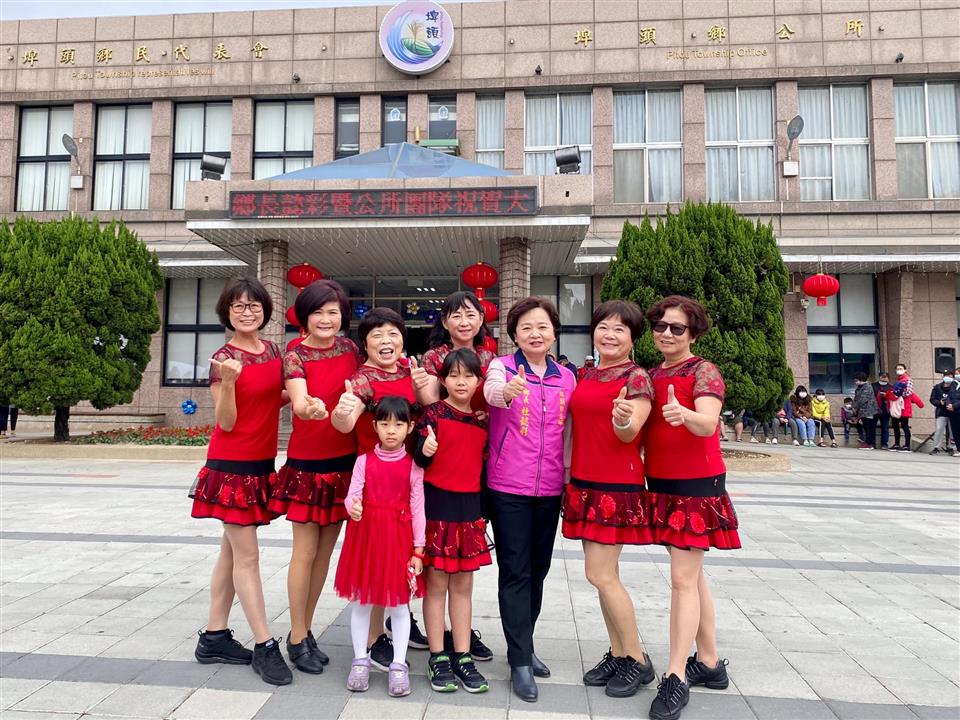 112年度 幸福埤頭精彩剪影   埤頭鄉轄內112年大年初一迎新春發福袋-表演團隊與鄉長合影
