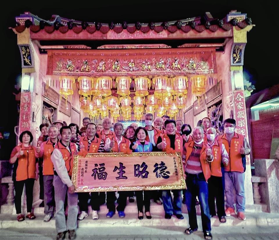 1120315杜懿彩鄉長贈匾埤頭村福德祠「德招生福」祈願合境平安杜鄉長與眾委員合影