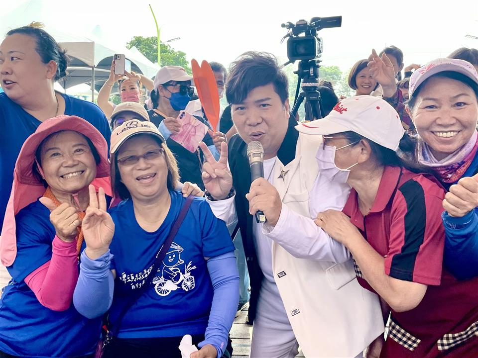 112年度 幸福埤頭精彩剪影民眾與表演嘉賓互動合影