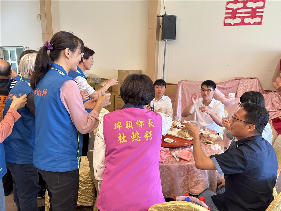 113年度 幸福埤頭精彩剪影埤頭鄉長杜懿彩與公所主管向模範母親及眷屬逐桌恭賀敬酒