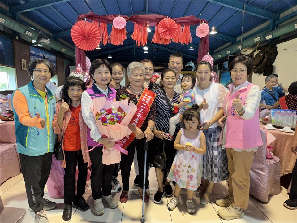 113年度 幸福埤頭精彩剪影鄉長杜懿彩.各級貴賓與中和村模範母親眷屬合影