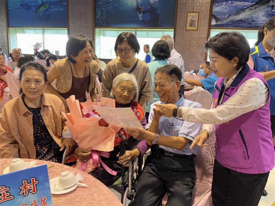 113年度 幸福埤頭精彩剪影鄉長杜懿彩與新庄村模範母親及眷屬話家常