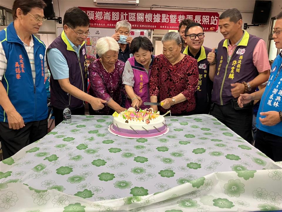 113年度 幸福埤頭精彩剪影在崙腳社區和據點長輩一起歡慶母親節