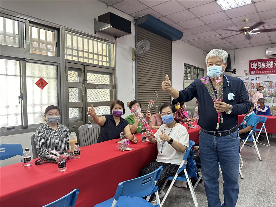 113年度 幸福埤頭精彩剪影許棉勳社區理事長與據點長輩合影