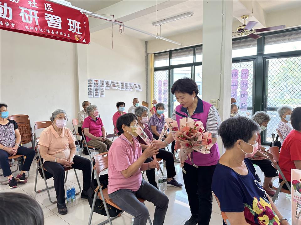 113年度 幸福埤頭精彩剪影陸嘉社區贈康乃馨