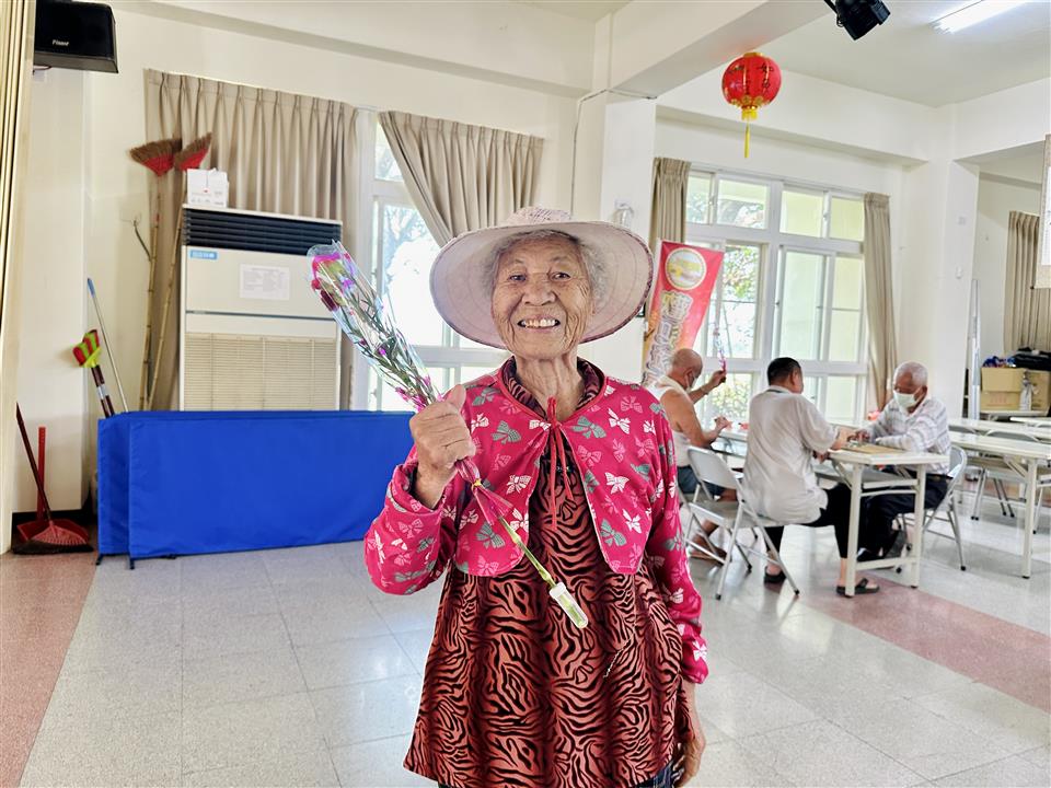 113年度 幸福埤頭精彩剪影豐崙社區長輩開心收到祝福