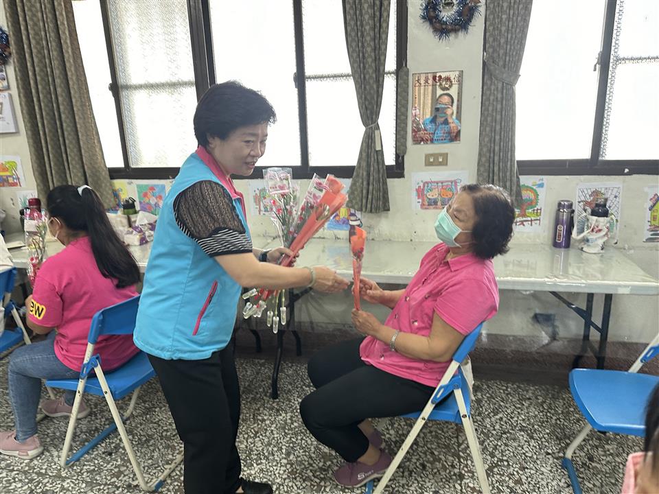 113年度 幸福埤頭精彩剪影庄內社區母親節贈花