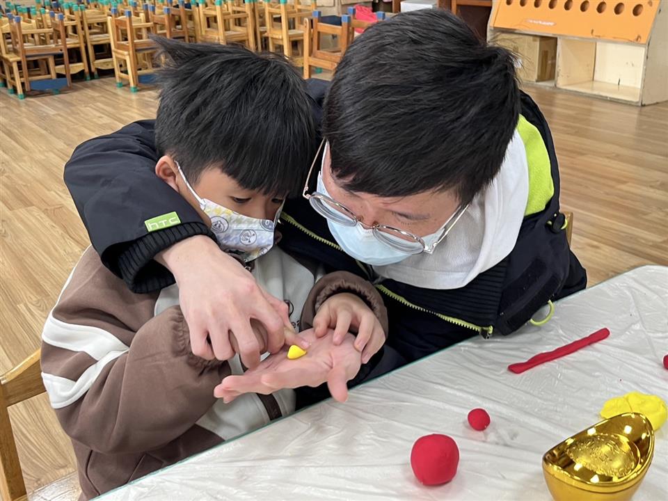 113學年度社區教保資源中心假日親子活動（六）：歡喜來過年～糖果盒、春聯113學年度社區教保資源中心假日親子活動（六）：歡喜來過年～糖果盒、春聯
