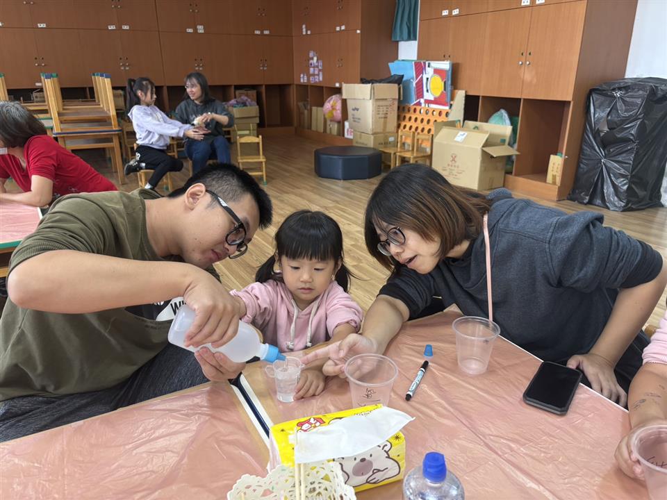 114學年度假日親子活動：親子玩科學～史萊姆114學年度假日親子活動：親子玩科學～史萊姆