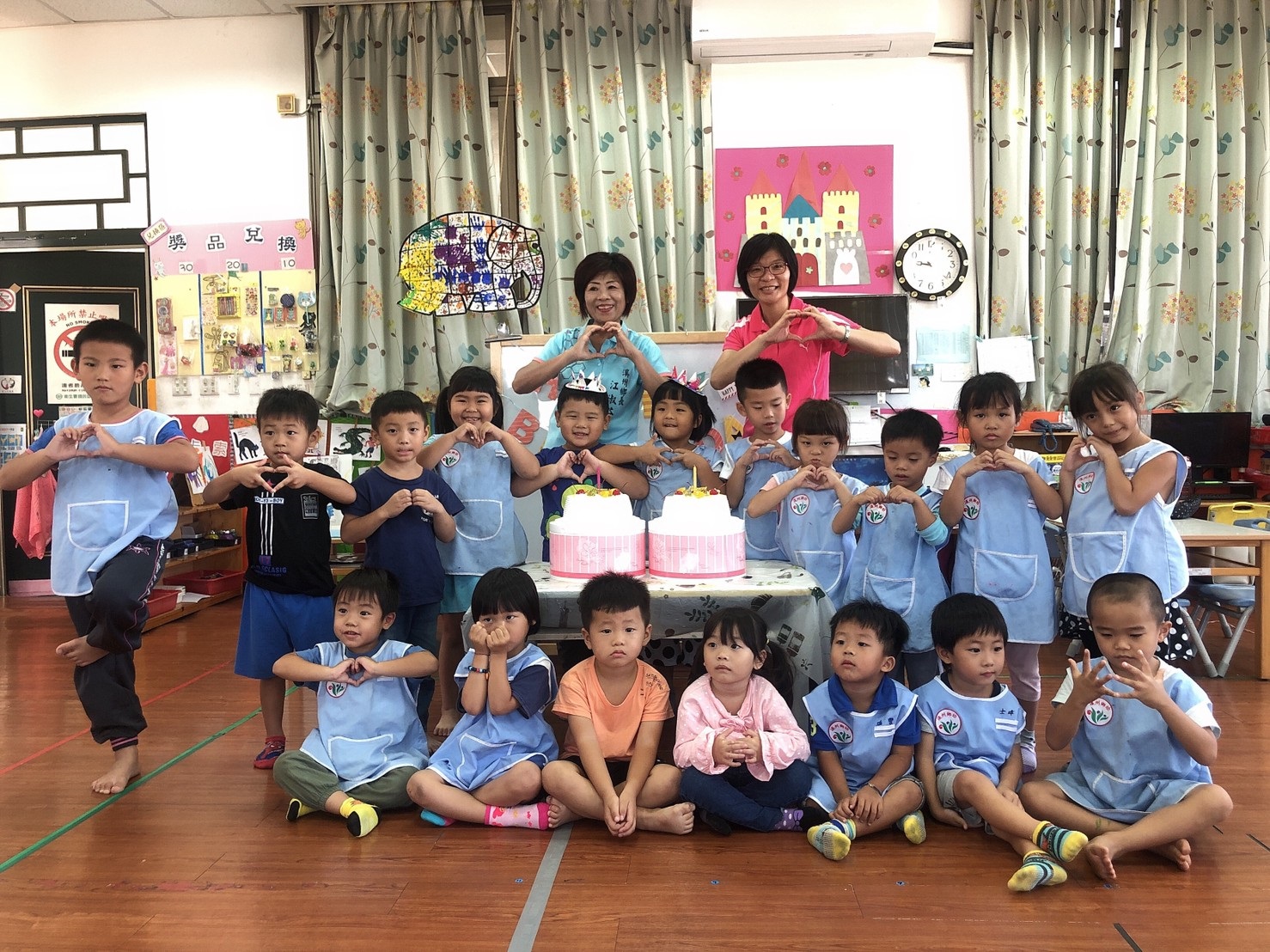 活動花絮這學期開始，溪州鄉立幼兒園除了在小朋友的午餐及點心上做了更營養更豐盛的改變外，更在每個月底準備蛋糕🎂🎉，為當月生日的小朋友們慶生～
愛小孩的淑芬鄉長也到各分班與我們的孩子同歡，聽說小朋友們看到鄉長阿姨又來看大家，高興的不得了～～