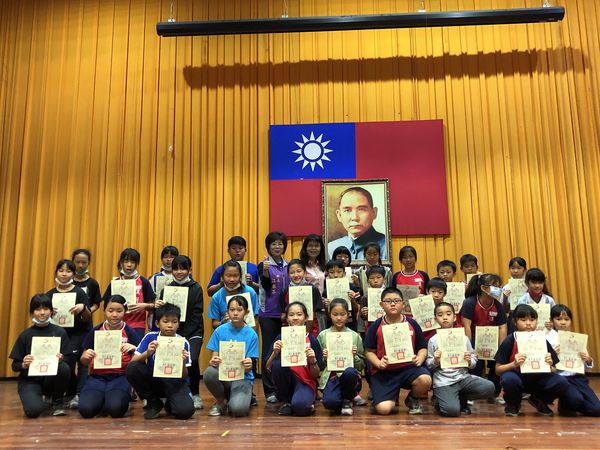 活動花絮#鄉內績優兒童表揚
恭喜南州國小及溪州國小的同學們參加縣級比賽成績優異，淑芬鄉長到校致贈獎金鼓勵。💓