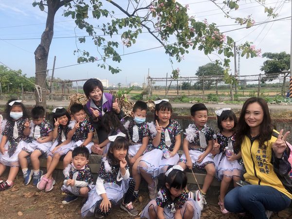 活動花絮走跳溪州 農村快樂遊
週末假日，天氣晴，一家大小在溪州公園席地而坐，享受野餐樂，接著參訪美麗盛開的九重葛花園，午餐就在尾厝社區品嚐溪州在地風味餐，溪州一級棒的『芭樂』果園採果趣。
