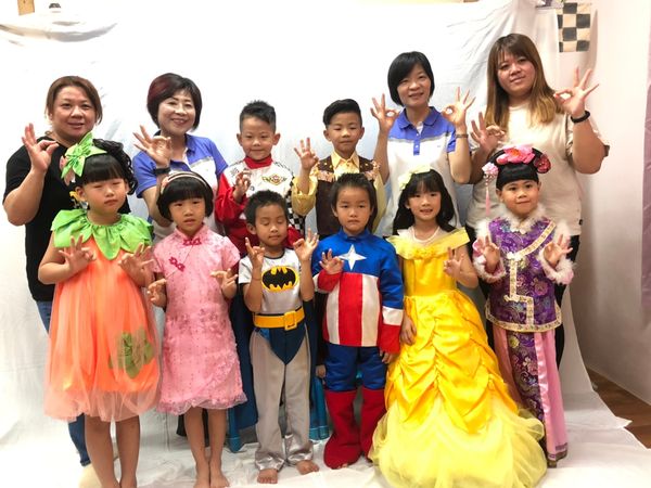 活動花絮這星期，淑芬鄉長陪著溪州鄉立幼兒園的寶貝們，拍畢業沙龍藝術照。畢業生小朋友們變身為帥氣的王子或漂亮的公主....個個架勢十足的擺起pose，真的都好卡哇依耶。
＂來，看鏡頭＂卡嚓一聲，立馬拍下最美的一刻，為寶貝們的童年留下最美好的紀念～
#溪州鄉立幼兒園是您最好的選擇
#歡迎您家的小寶貝加入