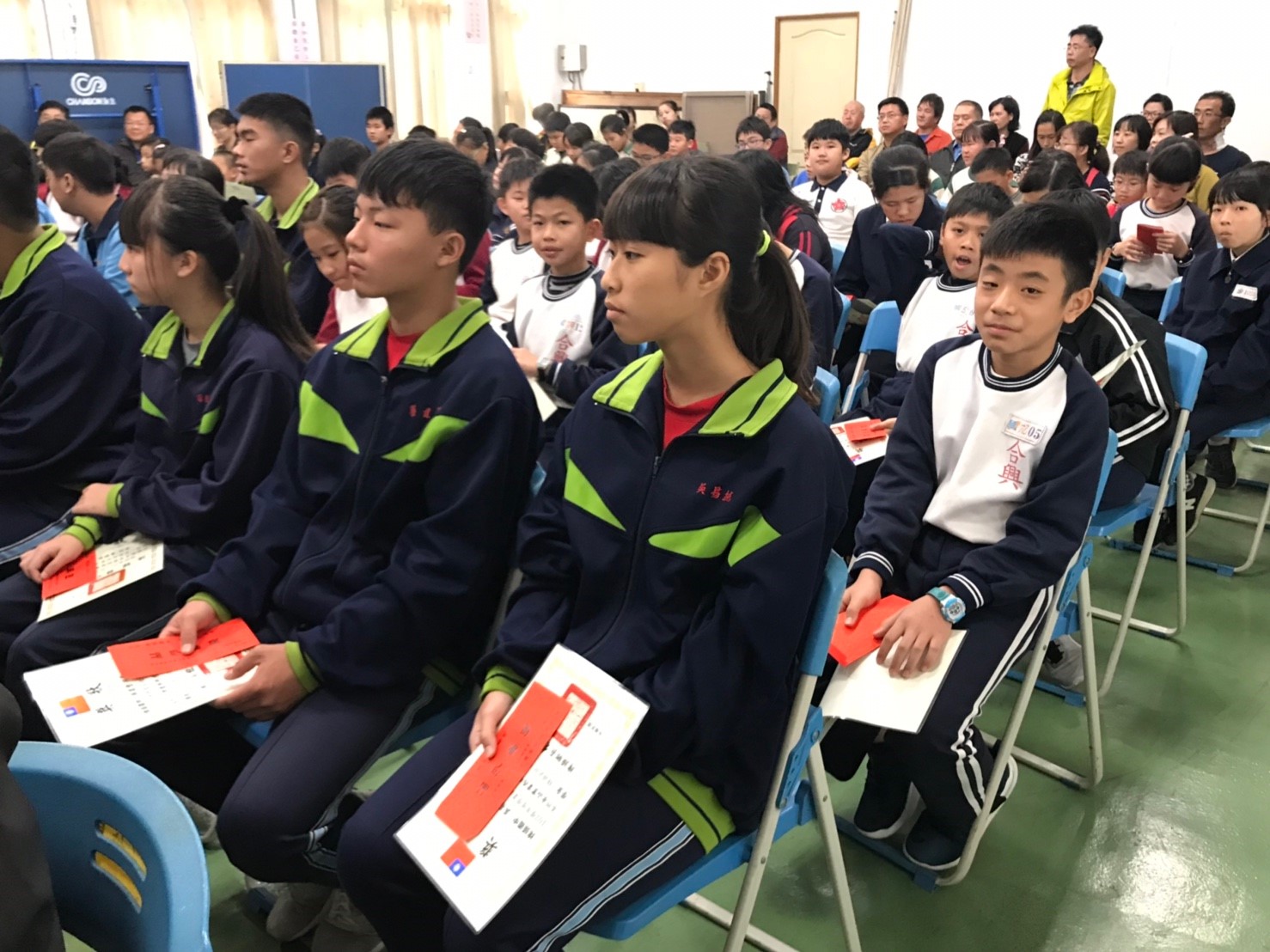 頒發埤頭鄉公所永山實業西明慈愛自強獎助學金獲獎學生