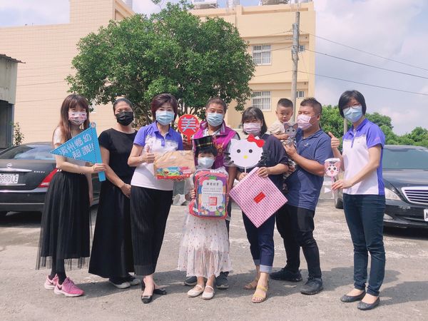 活動花絮這天，淑芬鄉長提到「因為疫情關係，幼兒園畢業典禮取消，為了不讓小朋友及家長失望，不如，我們把畢業証書及禮物親送到各個畢業生家中吧！」
於是，淑芬鄉長及園長在每個班的老師當嚮導下，挨家挨戶的把畢業証書及禮物親送到每個小朋友手中，這個溫暖又貼心的舉動，為的是讓小朋友在人生的第一個畢業典禮不留空白，不少家長也感謝淑芬鄉長親送畢業証書給孩子的舉動，讓他們大大感動呢。
＃謝謝志工爸爸媽媽平日的幫忙❤
＃溪州鄉立幼兒園 熱烈招生中