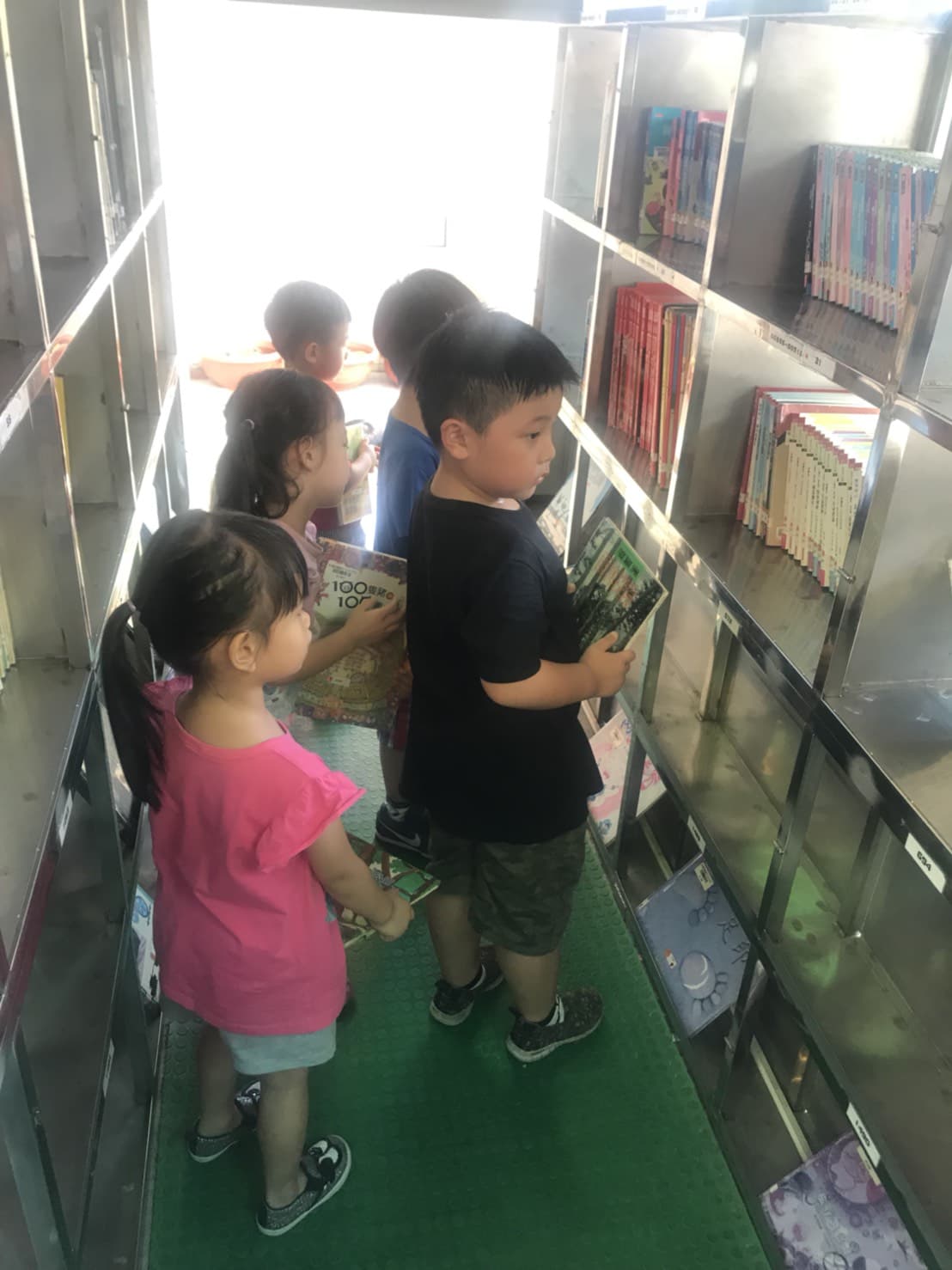 活動花絮107-08-01行動圖書車