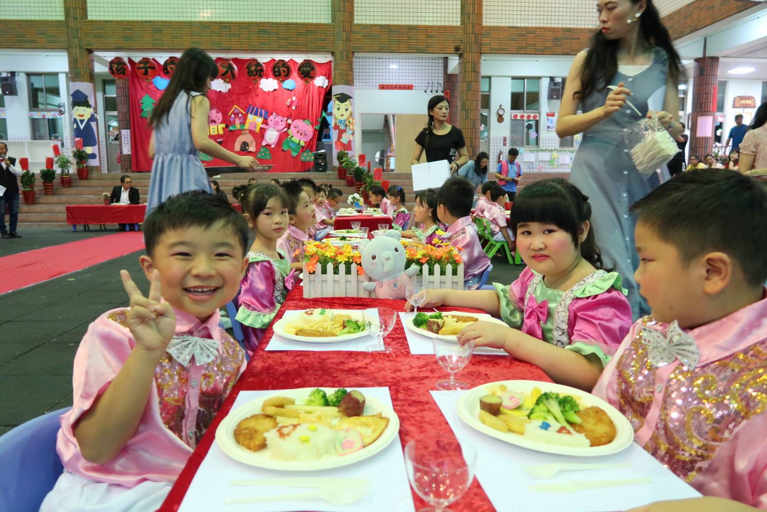 109年大統幼兒園第36屆畢業燭光晚會畢業學童開心享用燭光晚餐