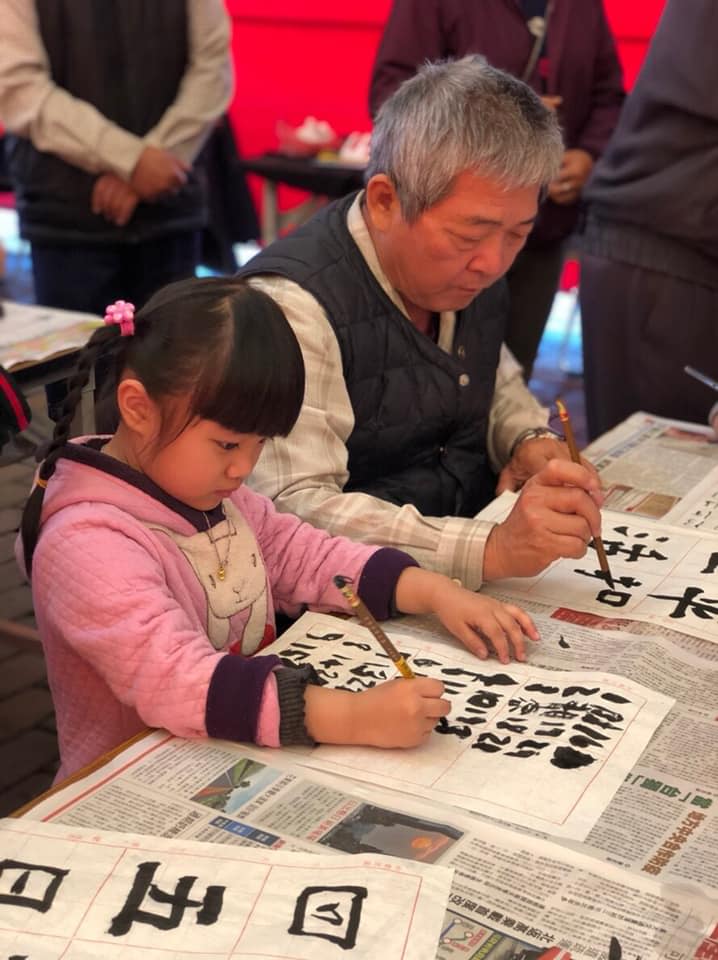 埤頭鄉樂齡祖孫歡樂學書法一起揮毫趣 寓教於樂圓滿成功祖孫們一同揮毫寫春聯