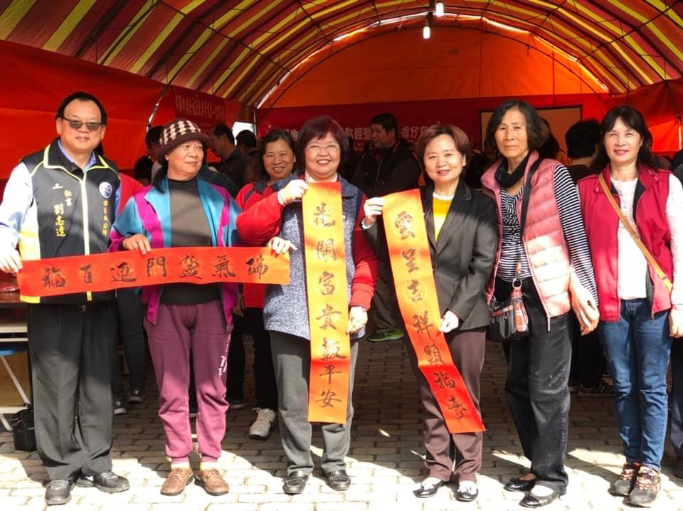 埤頭鄉樂齡祖孫歡樂學書法一起揮毫趣 寓教於樂圓滿成功埤頭鄉樂齡中心主任杜懿彩鄉長親臨活動現場與鄉親同樂