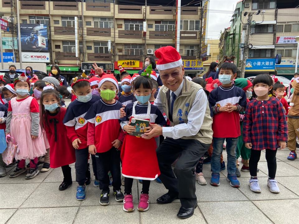 110年永靖鄉立幼兒園-聖誕報佳音活動鄉長發送禮物