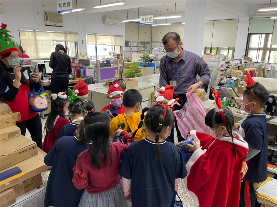 110年永靖鄉立幼兒園-聖誕報佳音活動主計發糖果
